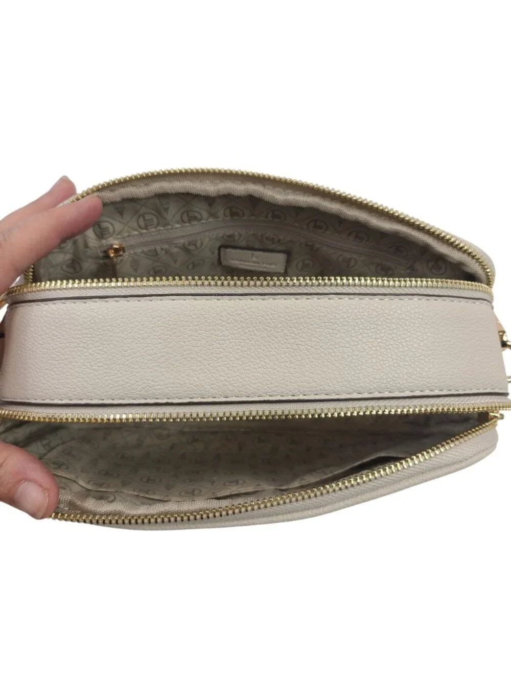 NEW London Fog Buttercream Judy Bowler Camera Crossbody Bag With Gold Accents - Picture 6 of 10